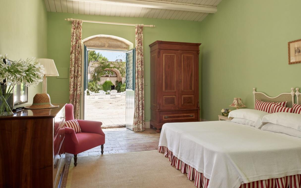 villa-sicily-italy-luxury-spa-commenda-san-calogero-bed 3.jpg