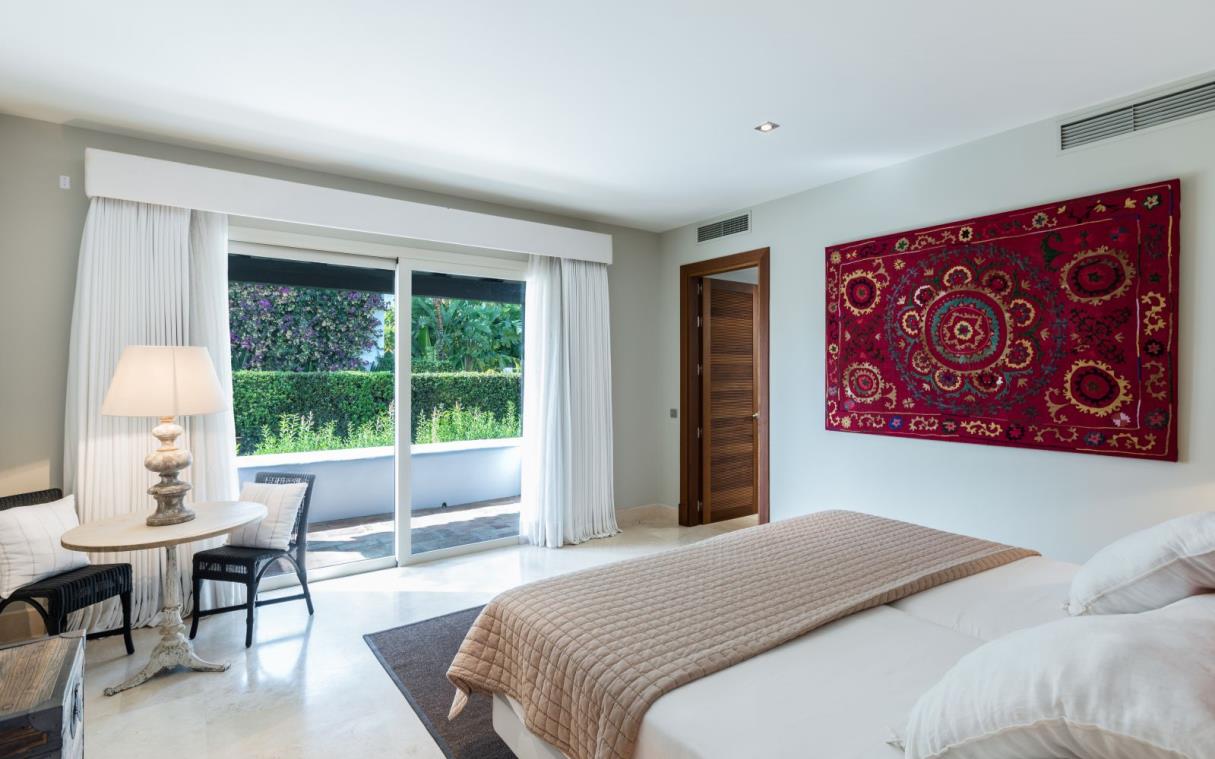 villa-costa-sol-malaga-spain-luxury-golf-finca-cortesin-bed (3).jpg
