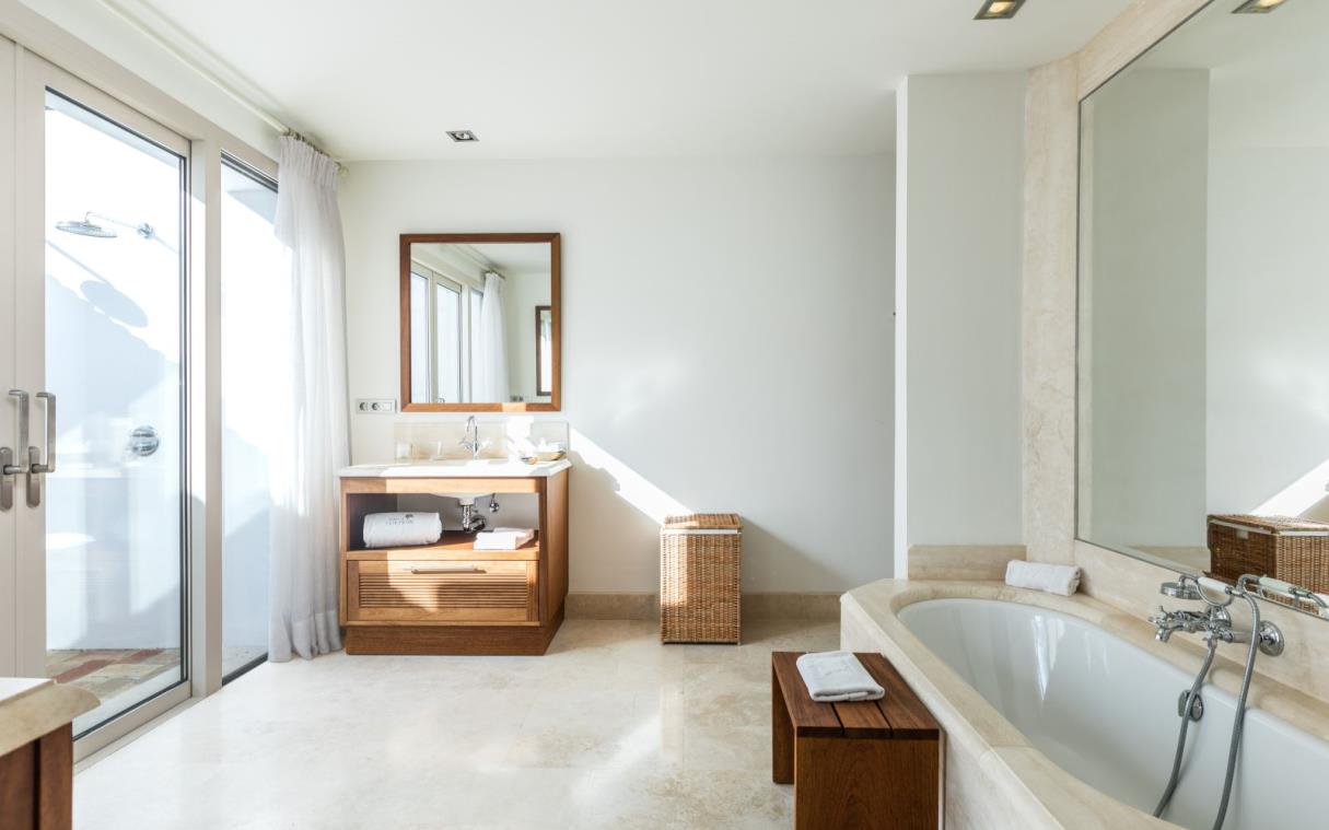 villa-costa-sol-malaga-spain-luxury-golf-finca-cortesin-bath (1).jpg