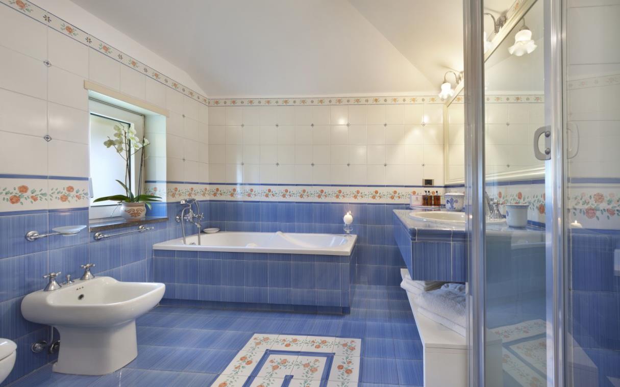 villa-sorrento-amalfi-coast-italy-luxury-pool-il-gioiello-bath (6).jpg