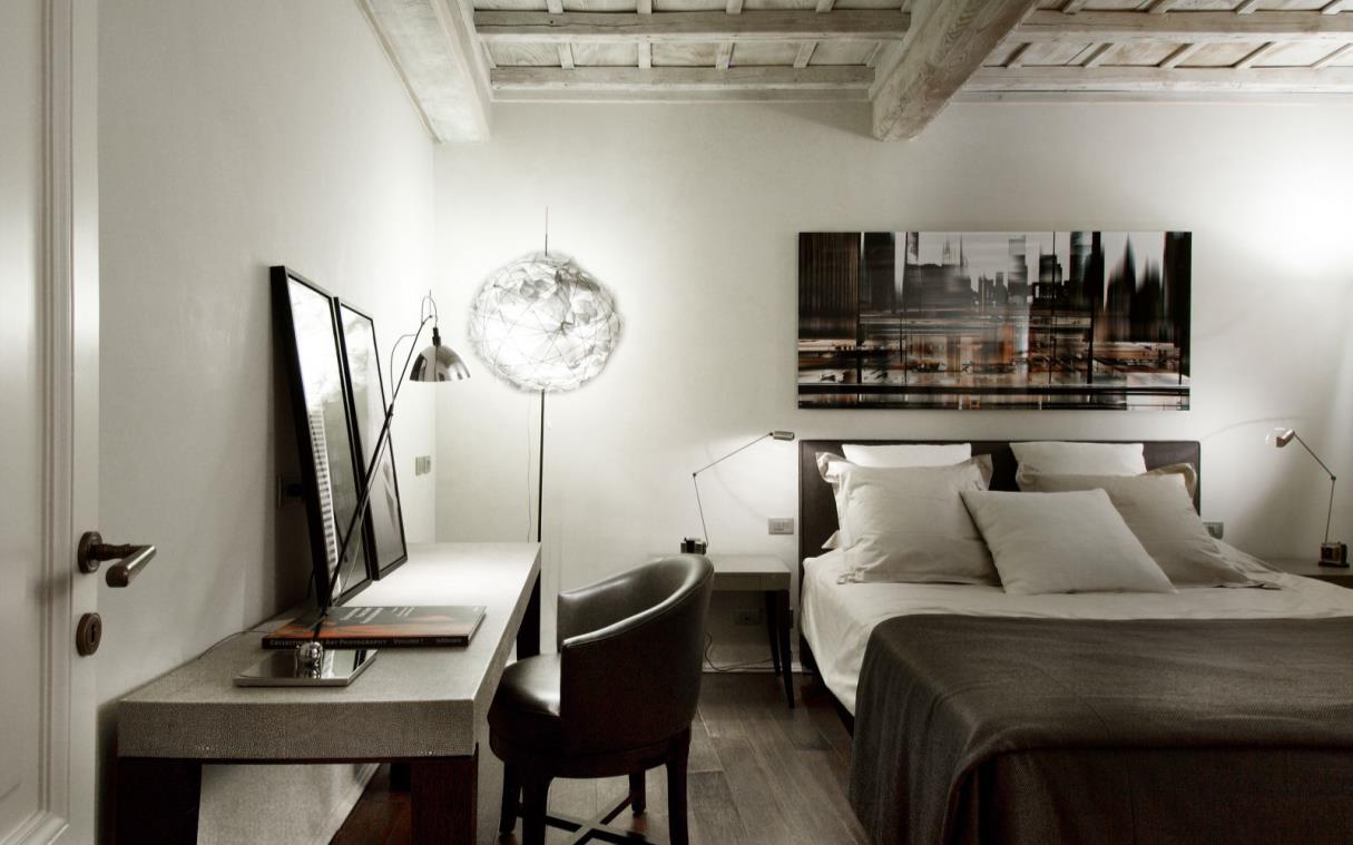 apartment-campo-dei-fiori-rome-luxury-navona-terrace-costaguti-bed-2.jpg