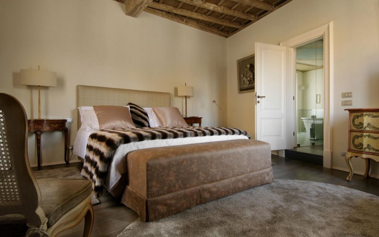 apartment-campo-dei-fiori-rome-luxury-navona-terrace-costaguti-bed-1.jpg