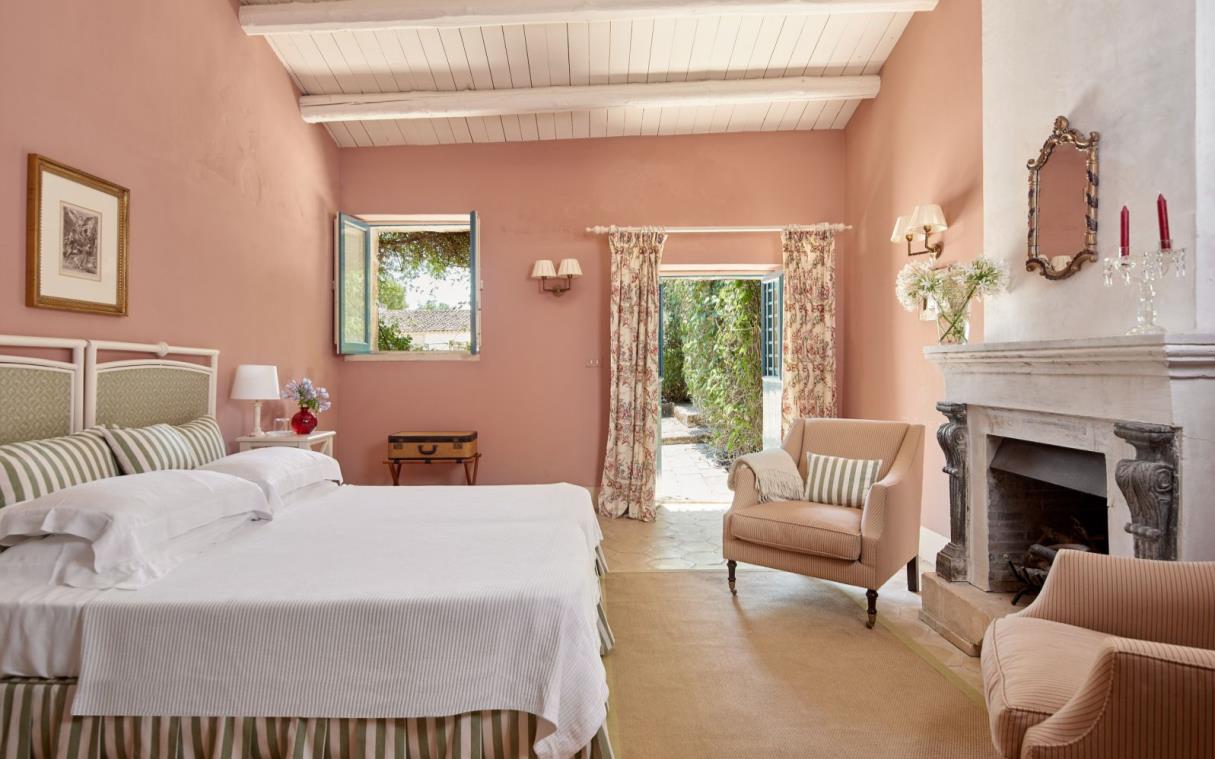 villa-sicily-italy-luxury-spa-commenda-san-calogero-bed 6 (1).jpg