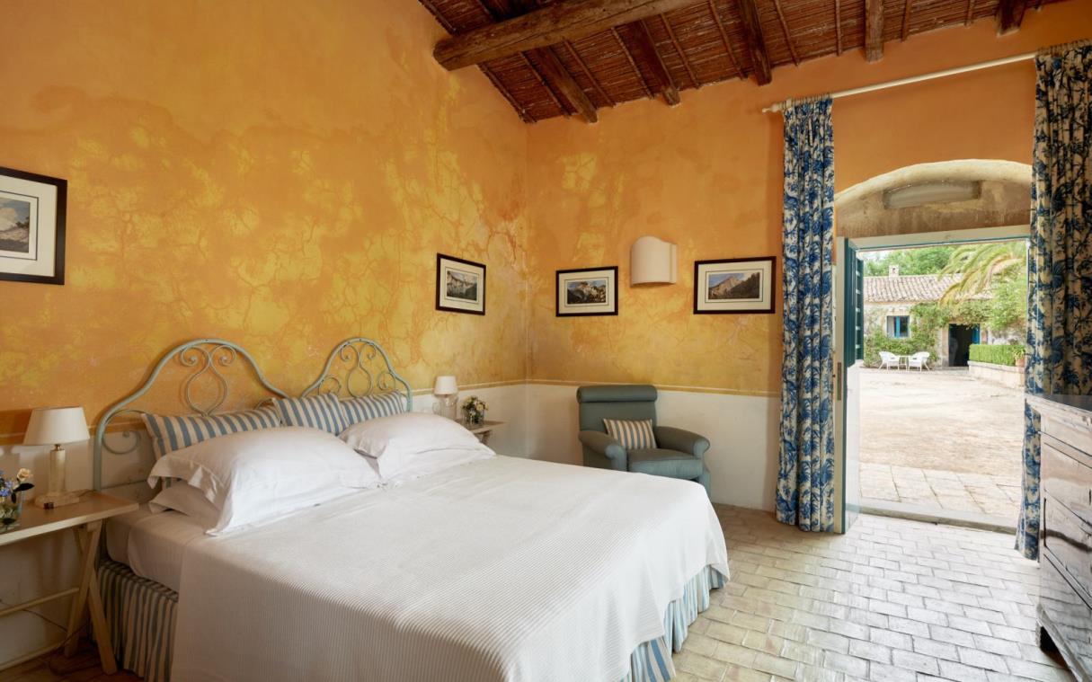 villa-sicily-italy-luxury-spa-commenda-san-calogero-bed 9.jpg