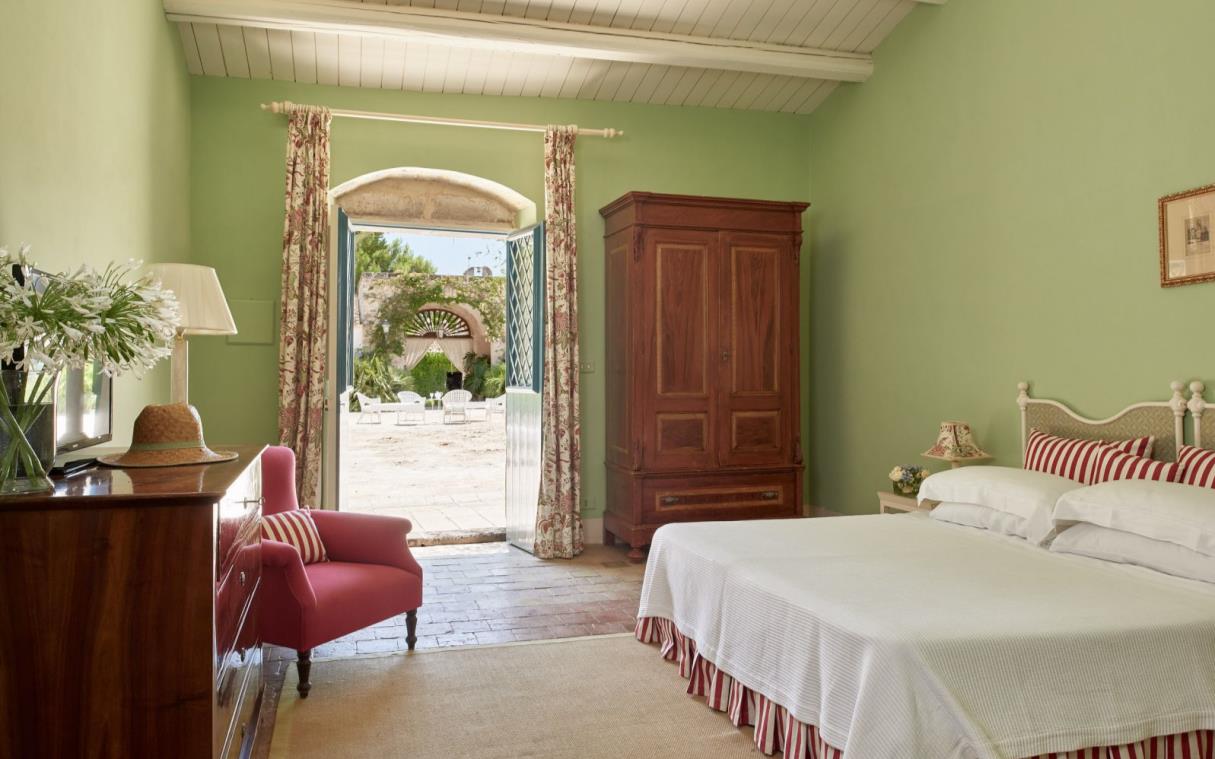villa-sicily-italy-luxury-spa-commenda-san-calogero-bed 3.jpg