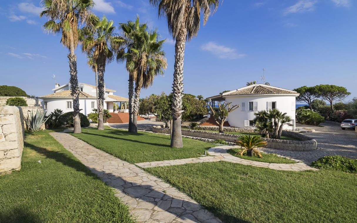 villa-sicily-italy-seaside-contemporary-villa-delle-palme-gar.jpg