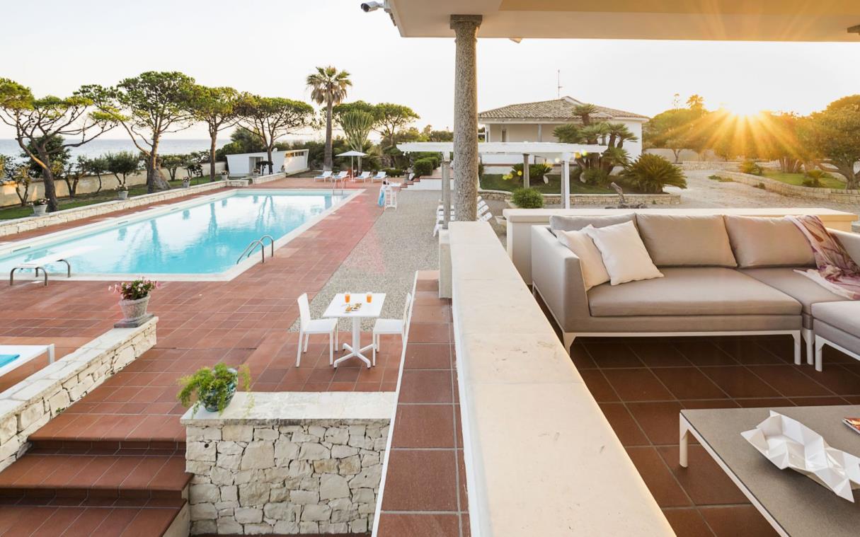 villa-sicily-italy-seaside-contemporary-villa-delle-palme-lou.jpg