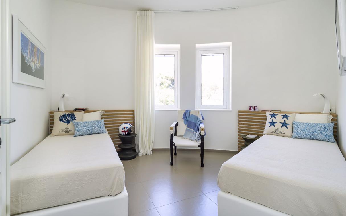 villa-sicily-italy-seaside-contemporary-villa-delle-palme-bed (1).jpg