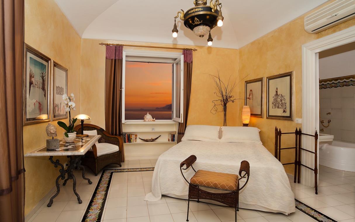 villa-positano-amalfi-coast-italy-luxury-sea-sogno-bed (1).jpg