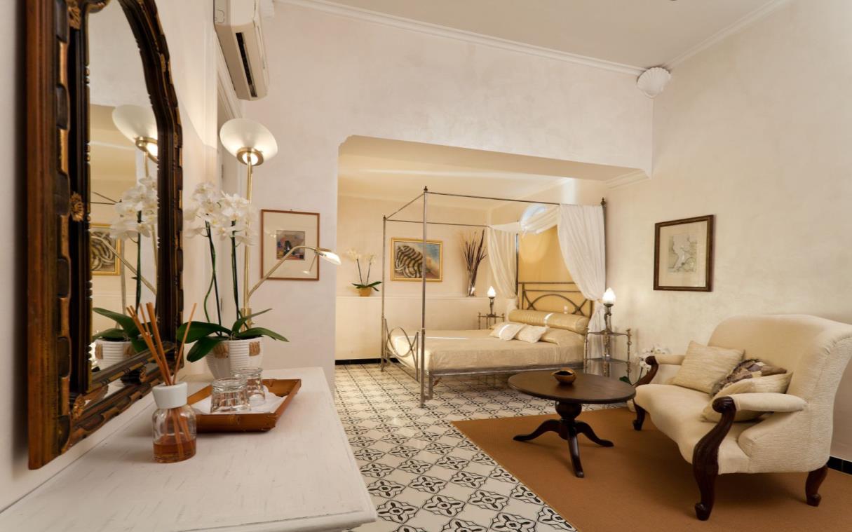 villa-positano-amalfi-coast-italy-luxury-sea-sogno-bed (4).jpg