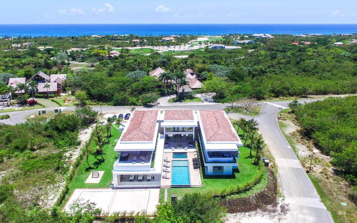 villa-punta-cana-dominican-republic-luxury-pool-golf-resort-yarari-royale-aer (3).jpg