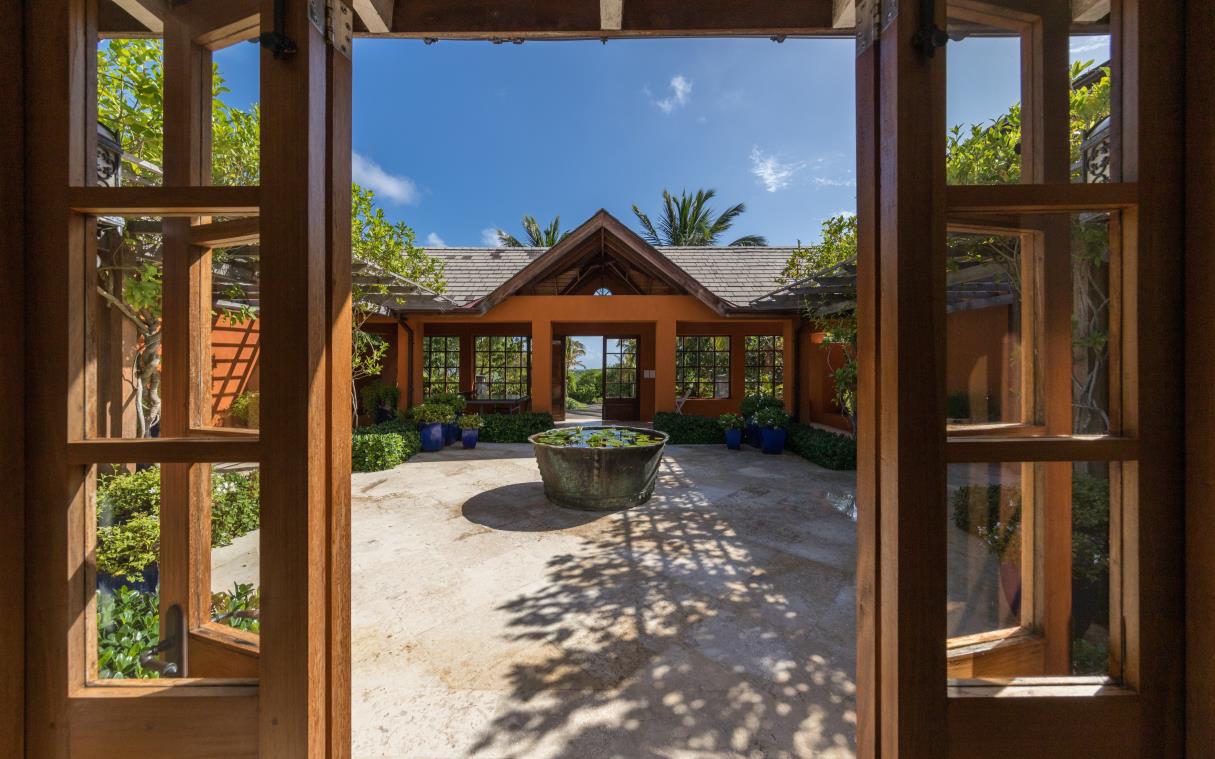 villla-mustique-caribbean-luxury-pool-casa-dalla-valle-court (1).jpg