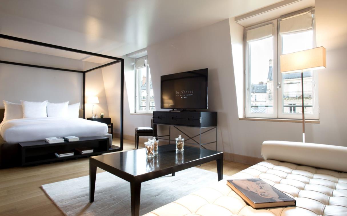 apartment-luxury-16th-arrondissement-paris-la-reserve-two-bedroom-bed-2.jpg