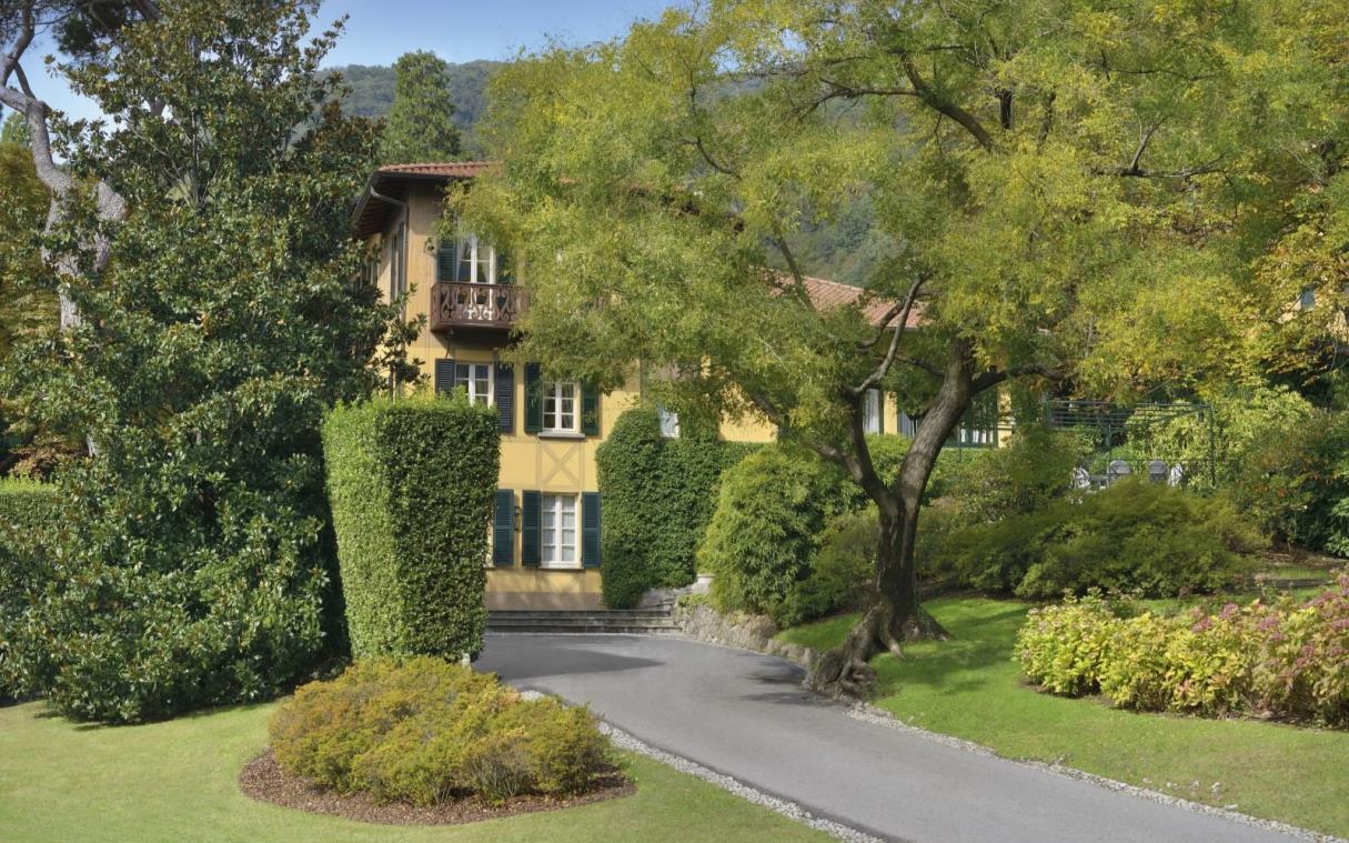 villa-como-lake-cernobbio-italy-luxury-gardens-pool-d-este-garrovo-ext.jpg
