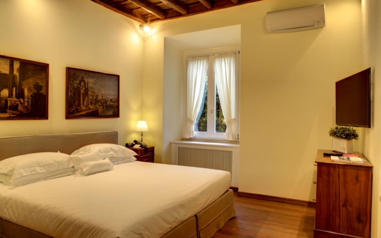 villa-rome-italy-luxury-spa-spalletti-trivelli-palatino-bed.jpg