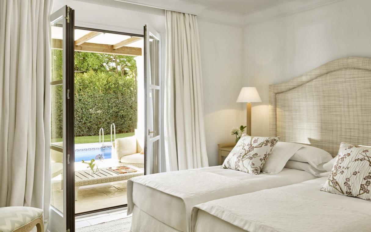 villa-marbella-spain-luxury-pool-modern-golf-yuca-bed-2.jpg