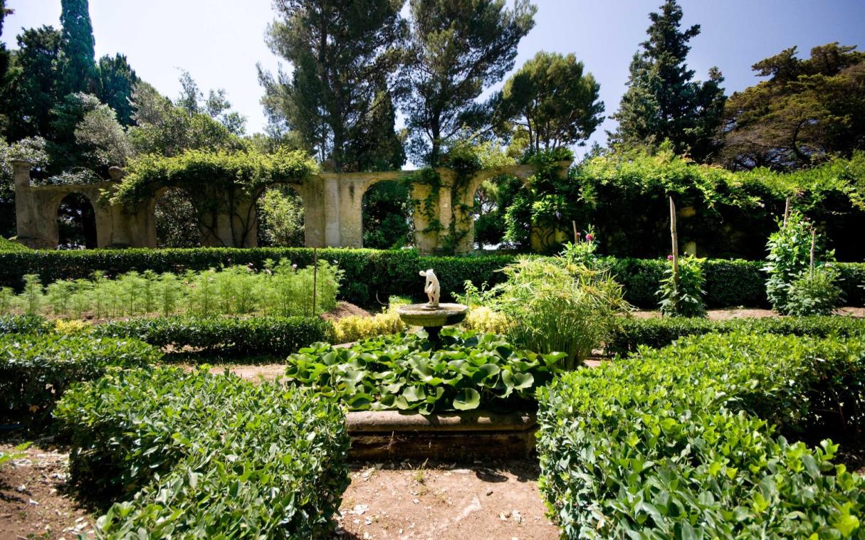 villa-capri-amalfi-coast-italy-pool-garden-luxury-lennox-gar-1.jpg