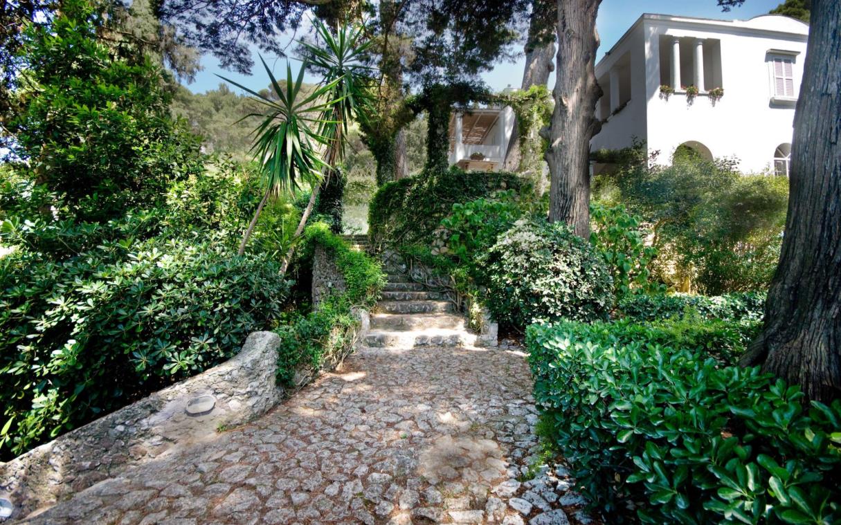 villa-capri-amalfi-coast-italy-pool-garden-luxury-lennox-ext-2.jpg