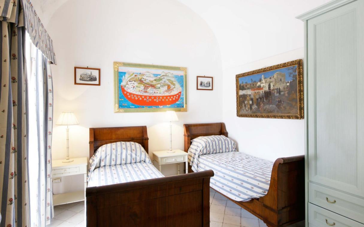 villa-capri-amalfi-coast-italy-pool-garden-luxury-lennox-bed-4.jpg