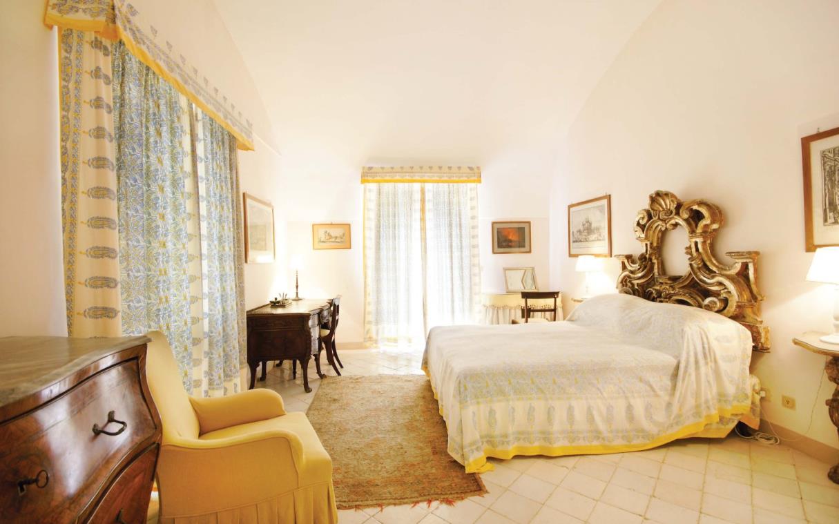 villa-capri-amalfi-coast-italy-pool-garden-luxury-lennox-bed-2.jpg