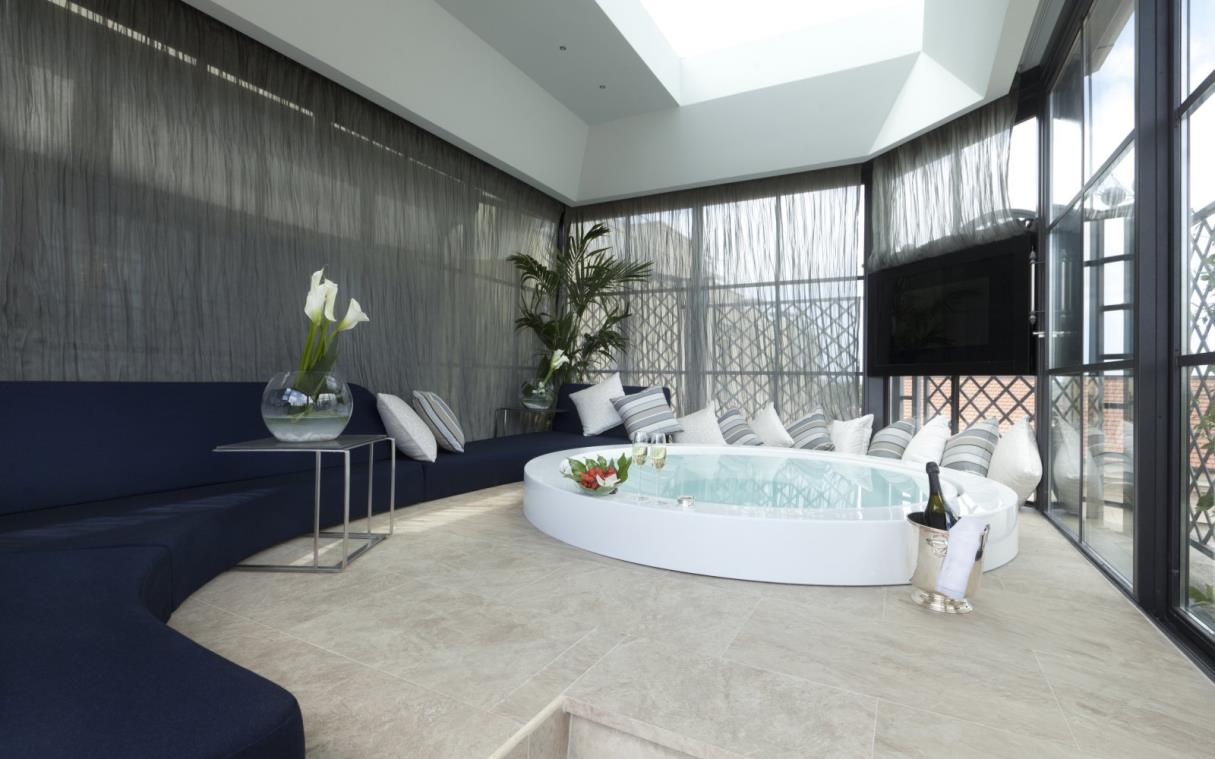 suite-rome-italy-luxury-jacuzzi-roman-penthouse-jac.jpg