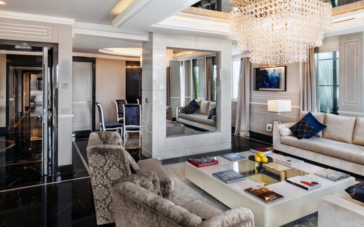 suite-rome-italy-luxury-jacuzzi-roman-penthouse-liv-3.jpg