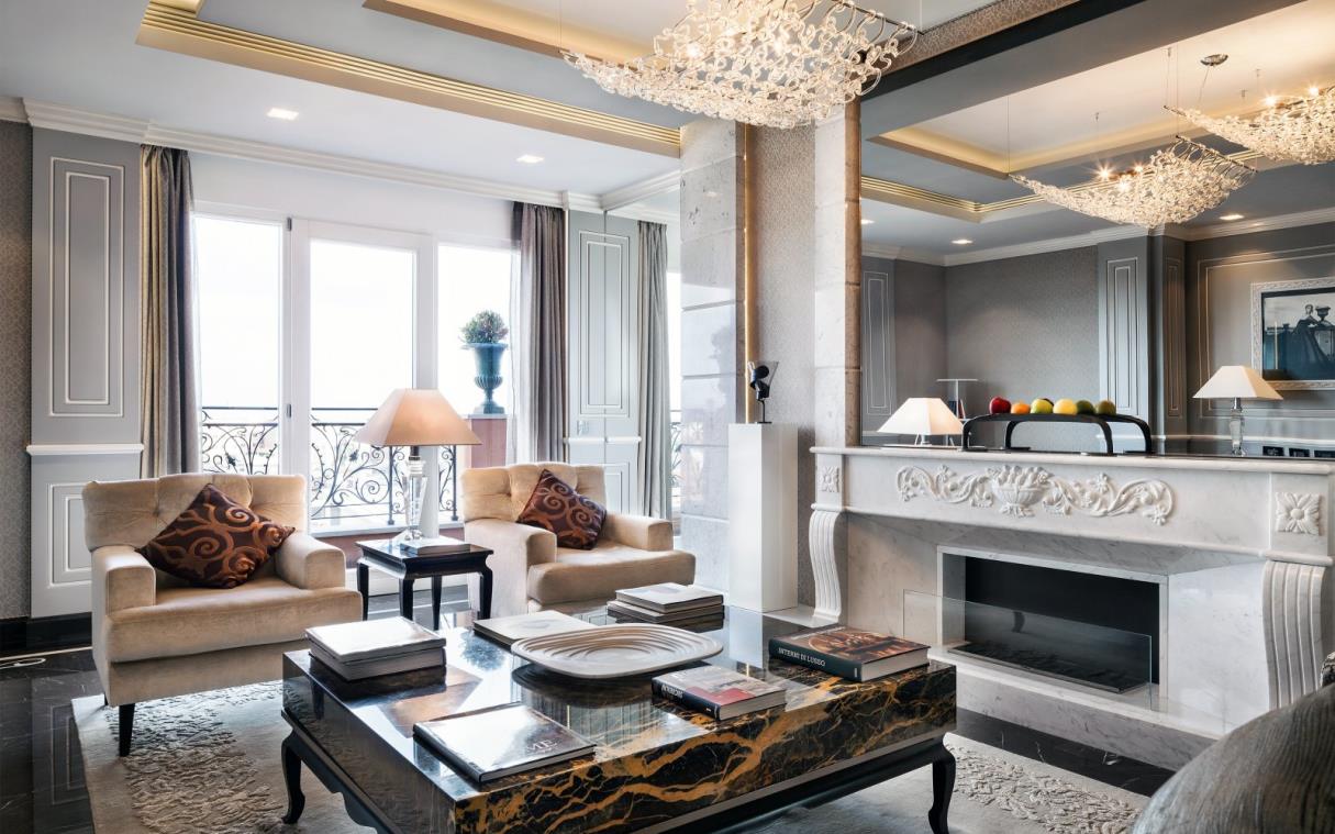 suite-rome-italy-luxury-jacuzzi-roman-penthouse-liv-1.jpg
