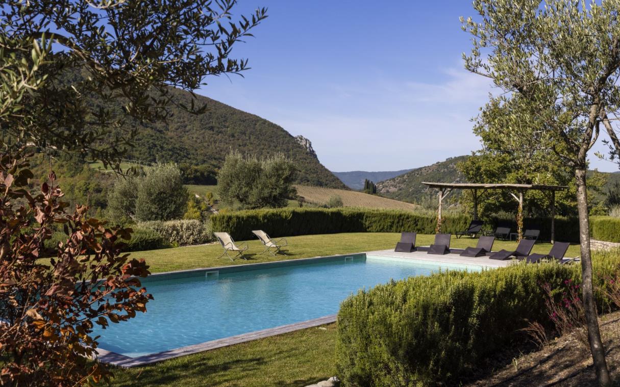 villa-umbria-tuscany-italy-countryside-luxury-pool-caminata-swim (1)