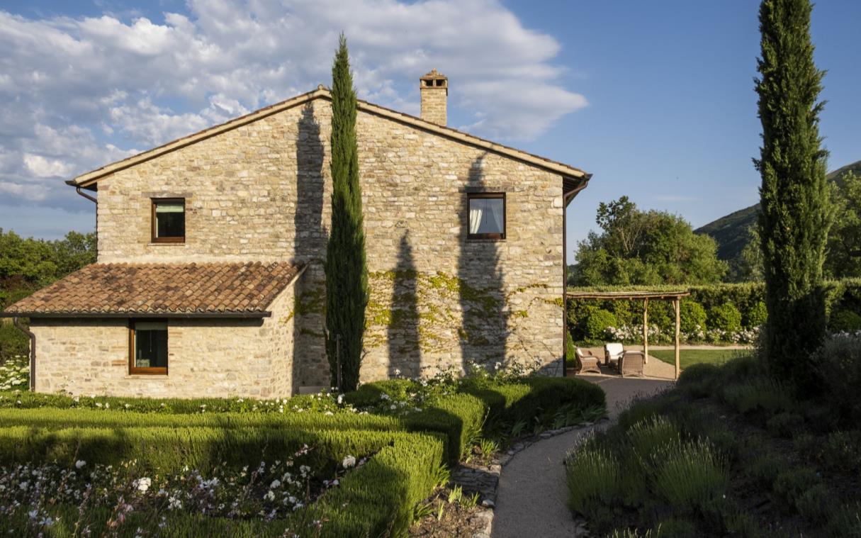 villa-umbria-tuscany-italy-countryside-luxury-pool-caminata-ext (4)