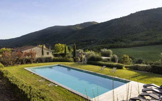 villa-umbria-tuscany-italy-countryside-luxury-pool-caminata-swim (6)