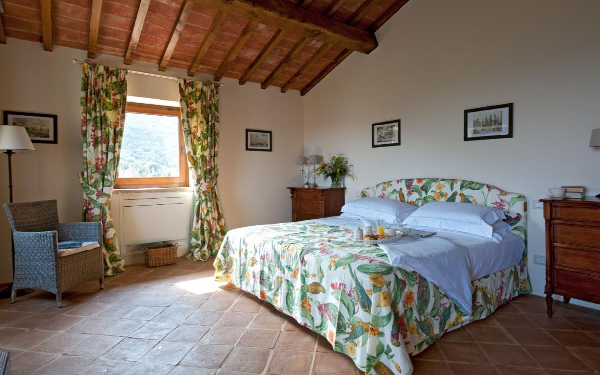 villa-umbria-tuscany-italy-luxury-pool-countryside-caminata-bed (2).jpg