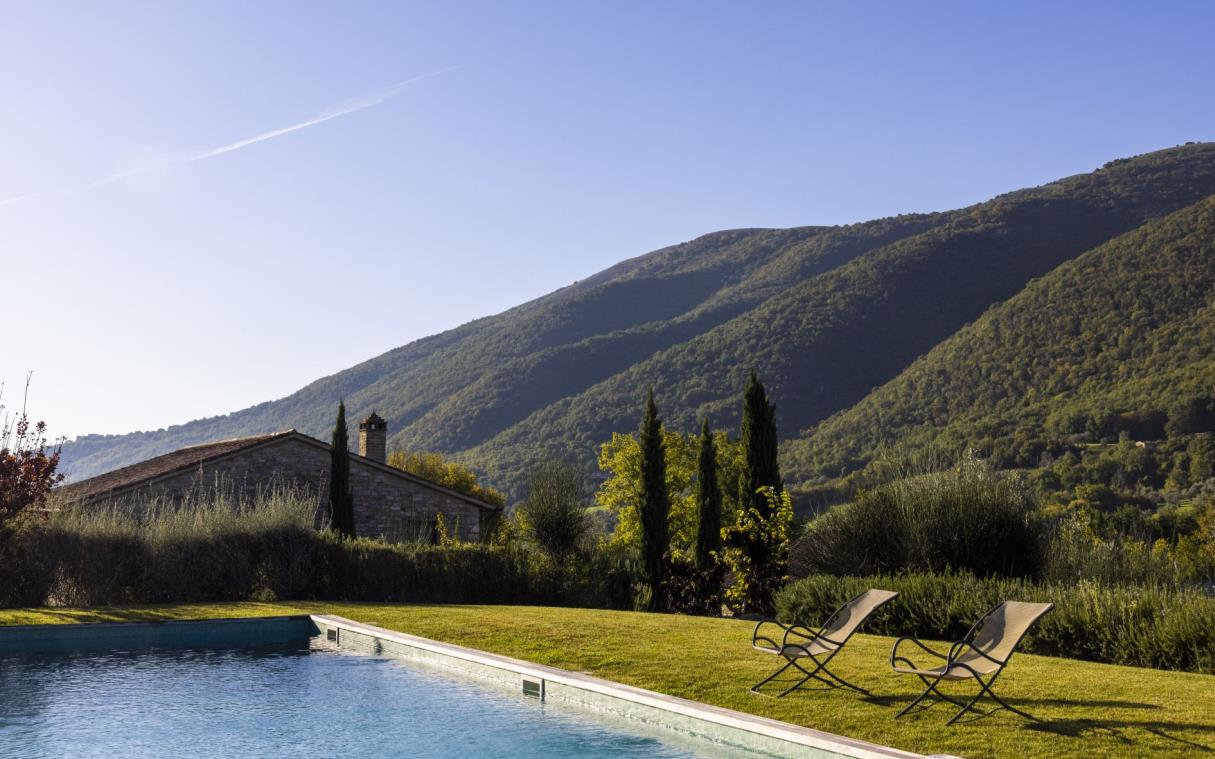villa-umbria-tuscany-italy-countryside-luxury-pool-caminata-swim