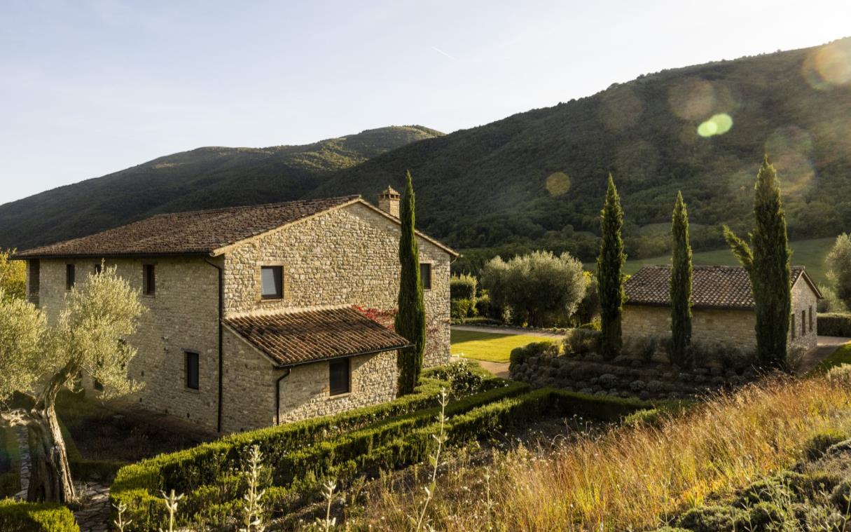 villa-umbria-tuscany-italy-countryside-luxury-pool-caminata-ext (2)