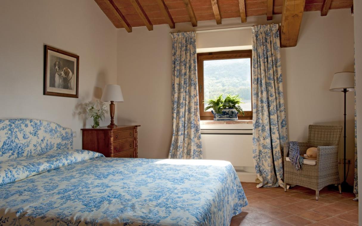 villa-umbria-tuscany-italy-luxury-pool-countryside-caminata-bed (3).jpg