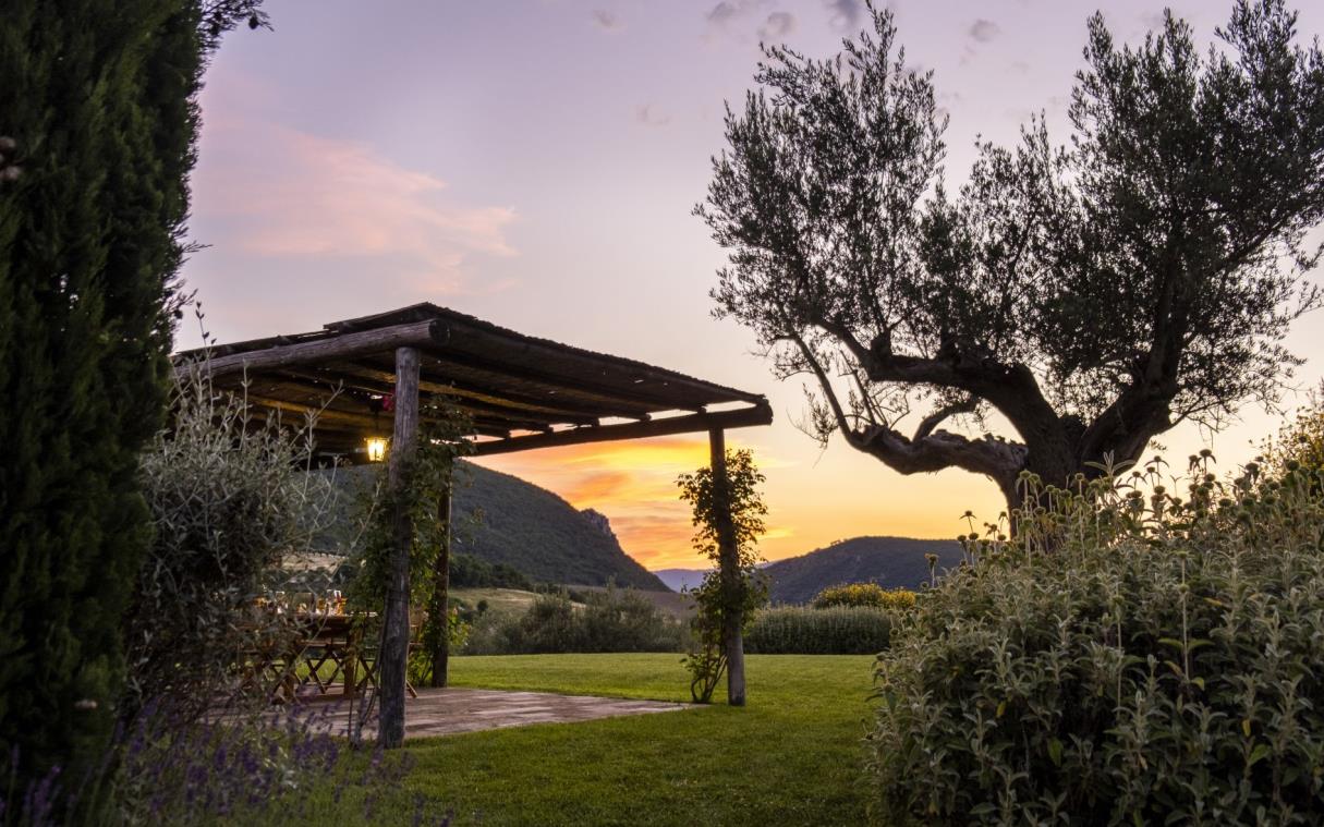 villa-umbria-tuscany-italy-countryside-luxury-pool-caminata-out-din (6)