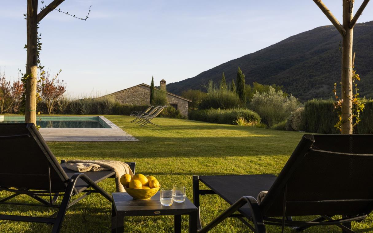 villa-umbria-tuscany-italy-countryside-luxury-pool-caminata-out-liv 2 (2)