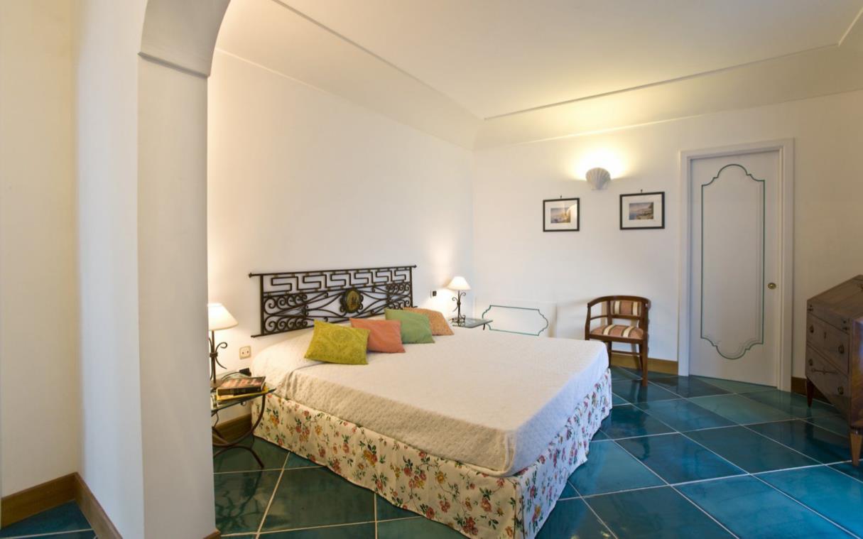 villa-positano-amalfi-coast-italy-pool-luxury-lighea-bed (7).jpg