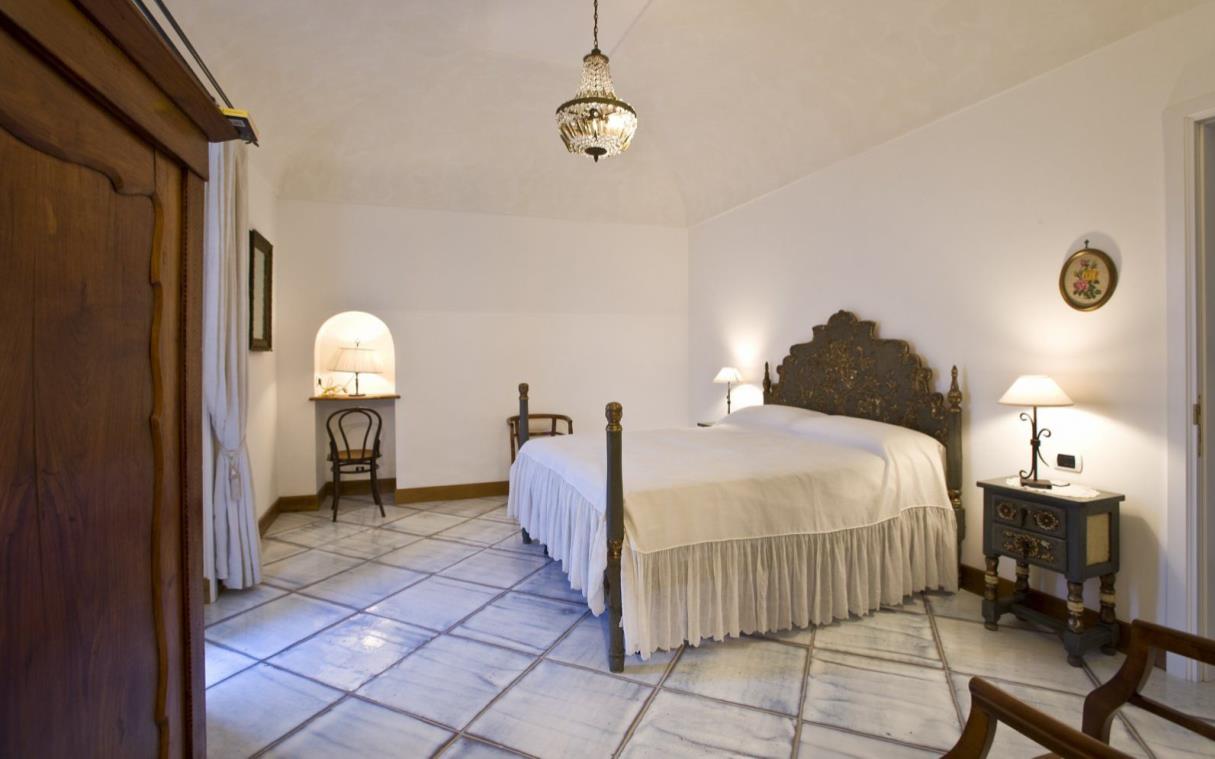 villa-positano-amalfi-coast-italy-pool-luxury-lighea-bed (5).jpg