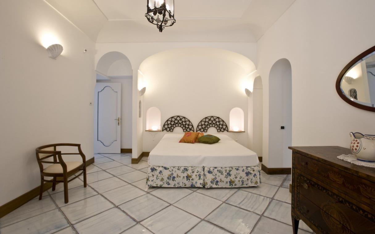 villa-positano-amalfi-coast-italy-pool-luxury-lighea-bed (10).jpg