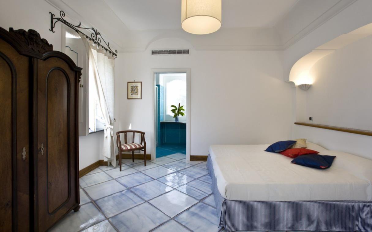 villa-positano-amalfi-coast-italy-pool-luxury-lighea-bed (3).jpg