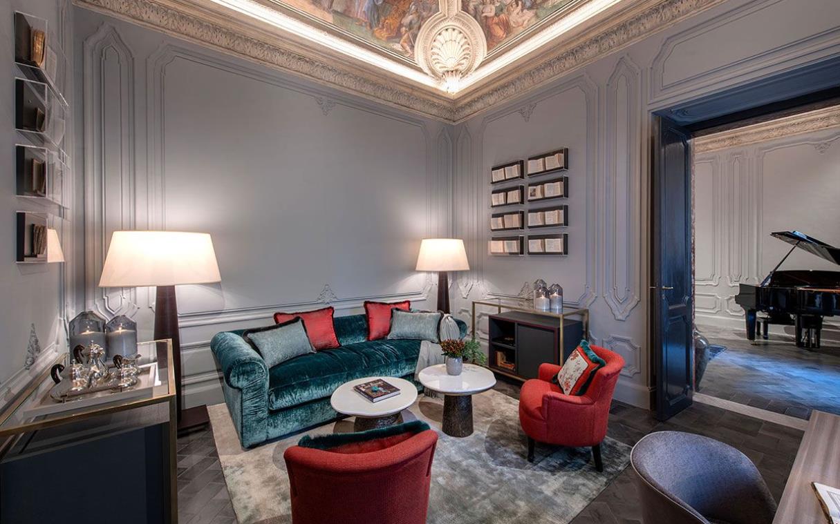 apartment-rome-italy-luxury-suite-central-holy-deer-liv (2).jpg