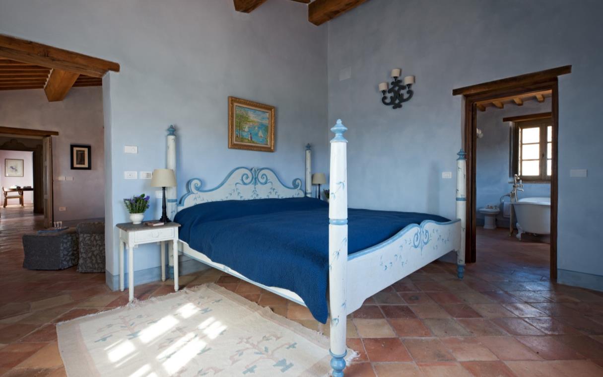 villa-perugia-umbria-italy-pool-luxury-colonnata-bed-3.jpg