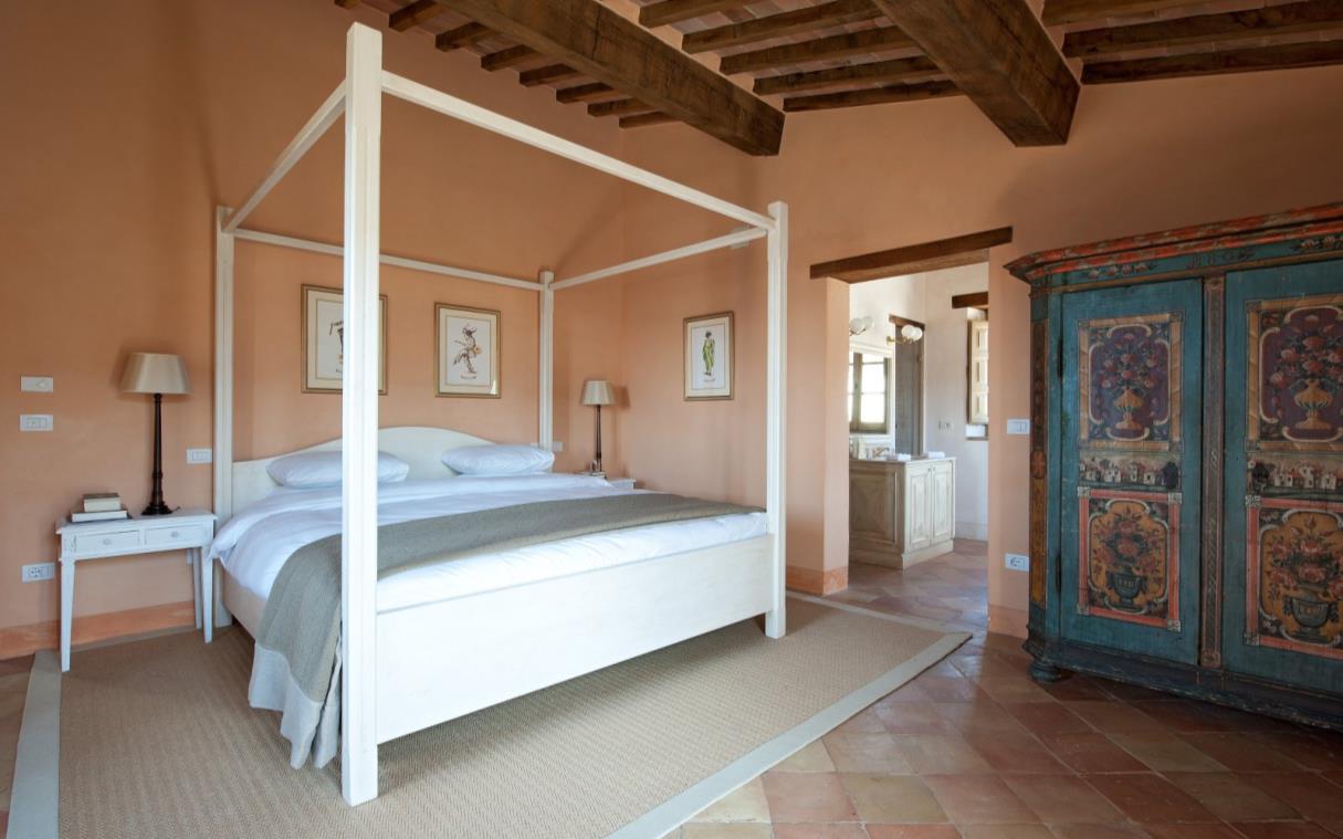 villa-perugia-umbria-italy-pool-luxury-colonnata-bed-5.jpg