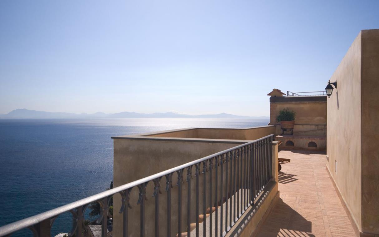 villa-amalfi-coast-italy-luxury-pool-sea-luce-terr (2).jpg