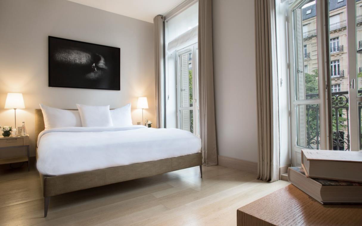 apartment-luxury-16th-arrondissement-paris-la-reserve-three-bedroom-bed-2.jpg