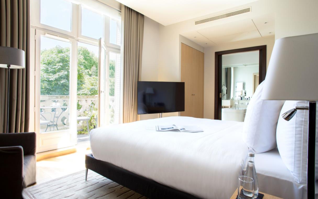 apartment-luxury-16th-arrondissement-paris-la-reserve-three-bedroom-bed-3.jpg