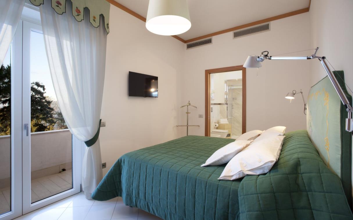 villa-sorrento-italy-luxury-pool-jacuzzi-mambrini-bed (15).jpg