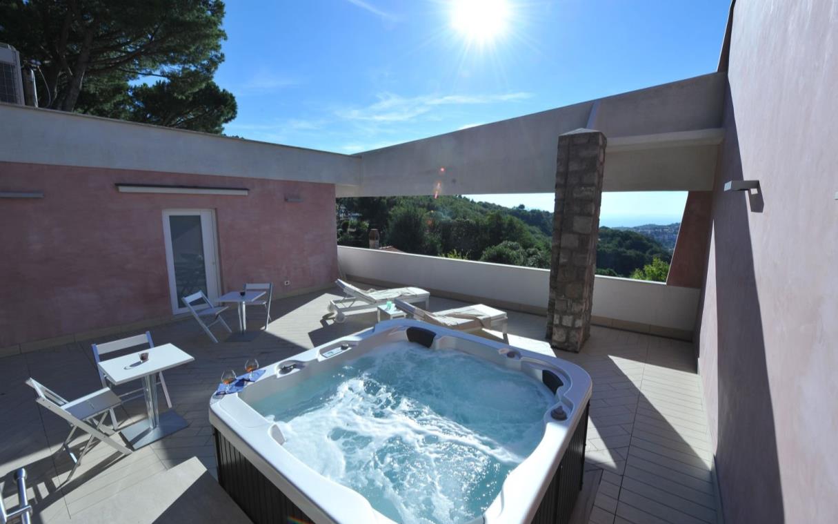 villa-sorrento-italy-luxury-pool-jacuzzi-mambrini-jac (9).jpg