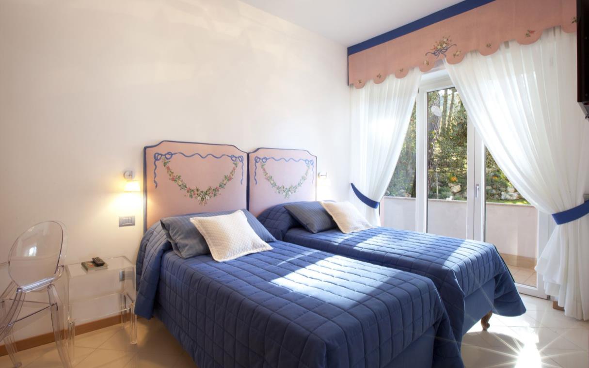 villa-sorrento-italy-luxury-pool-jacuzzi-mambrini-bed (4).jpg