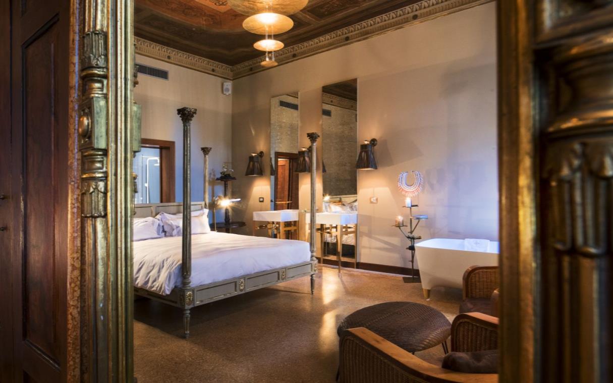 villa-venice-italy-exclusive-luxury-waterfront-hotel-palazzo-heureka-bed (5).jpg